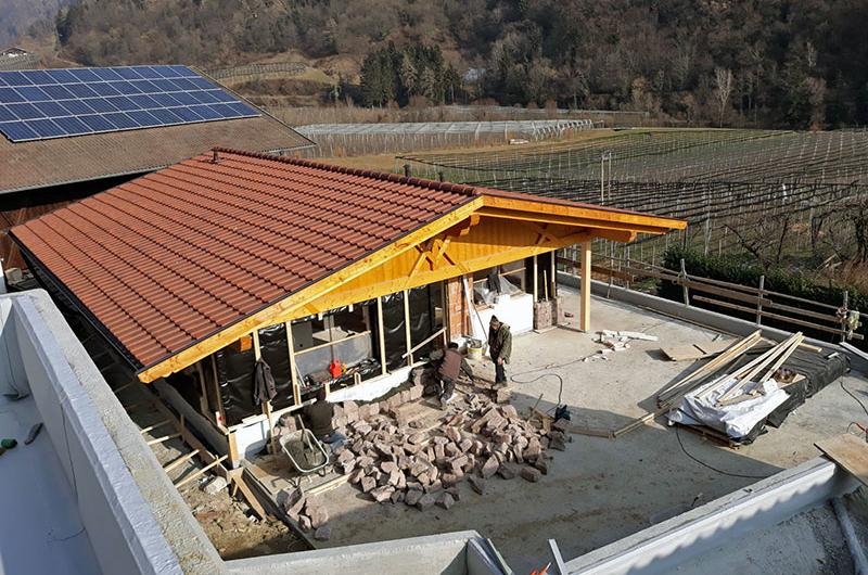 Maurer verblenden die Fassaden mit Naturstein