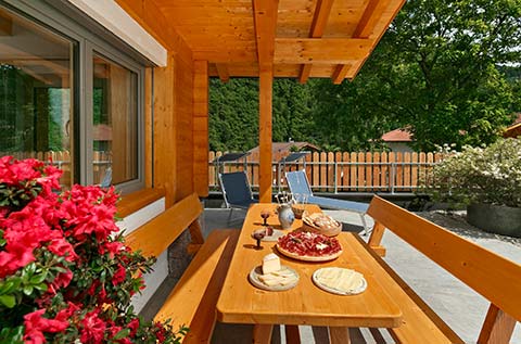 Terrasse mit eigenem Grill, Sitzecke