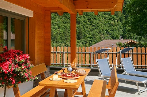 Terrasse mit eigenem Grill, Sitzecke und gemütlichen Liegestühlen