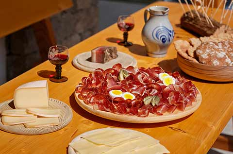 Una saporita merenda con speck sudtirolese