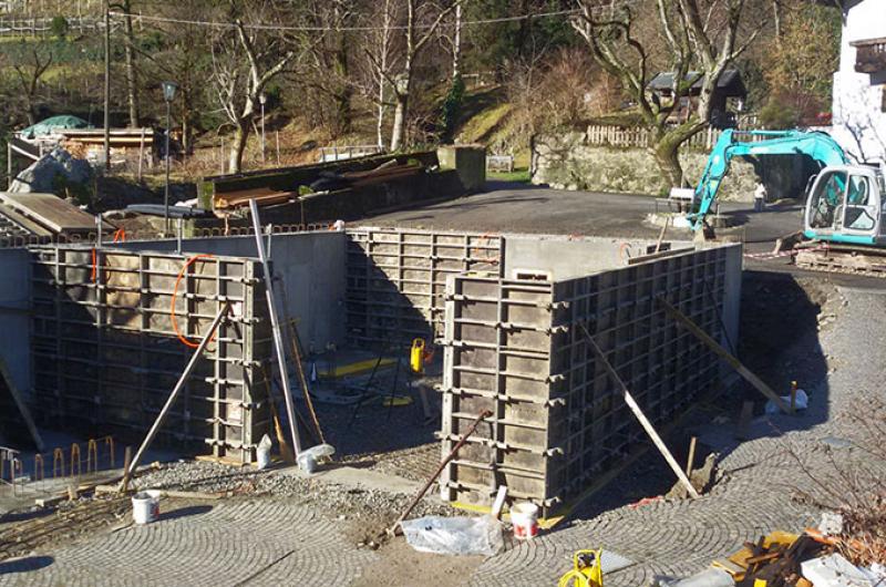 Fundament und Schalungen der Wände für die neuen Garagen